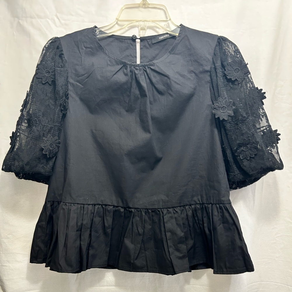 NWT Forever 21 puff-sleeve peplum top with floral lace applique sleeves.